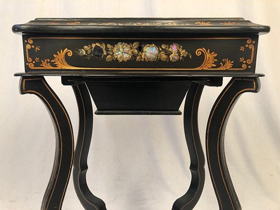 Table à ouvrage ou travailleuse Napoléon III, bois noirci burgauté