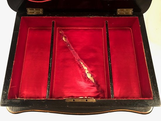 Table à ouvrage ou travailleuse Napoléon III, bois noirci burgauté