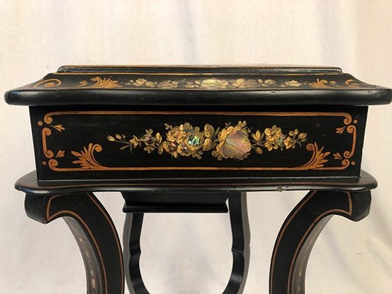 Table à ouvrage ou travailleuse Napoléon III, bois noirci burgauté