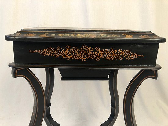 Table à ouvrage ou travailleuse Napoléon III, bois noirci burgauté