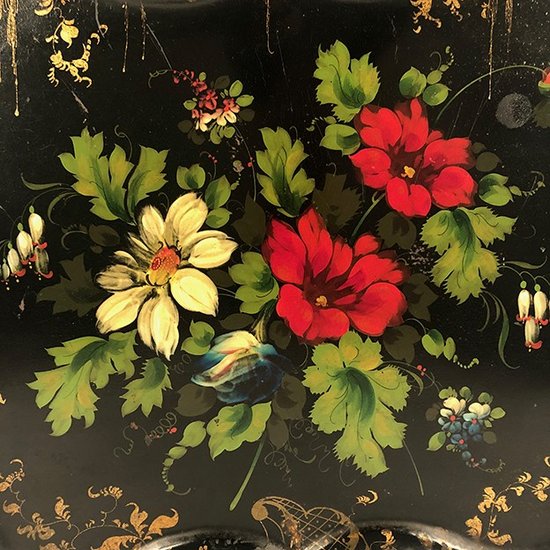 Schwarz lackierte Blechplatte mit Blumendekor