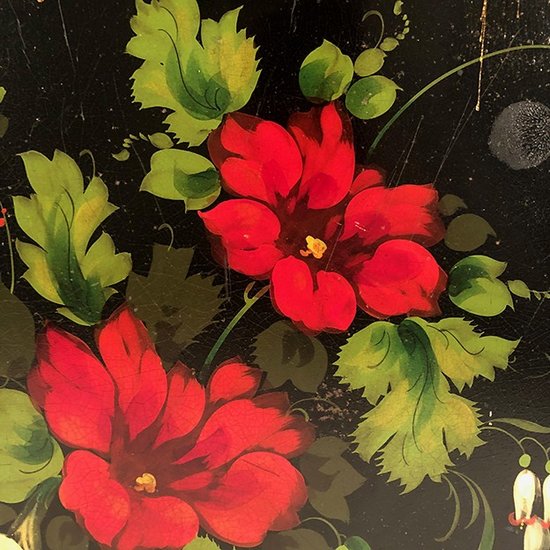 Schwarz lackierte Blechplatte mit Blumendekor