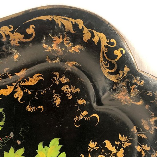 Schwarz lackierte Blechplatte mit Blumendekor