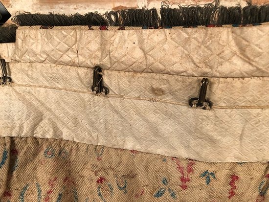 Lunga mantovana in seta bourrette con decorazione floreale, periodo Napoleone III
