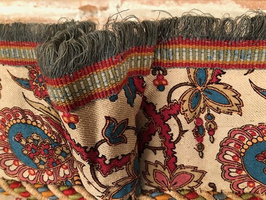 Lunga mantovana in seta bourrette con decorazione floreale, periodo Napoleone III