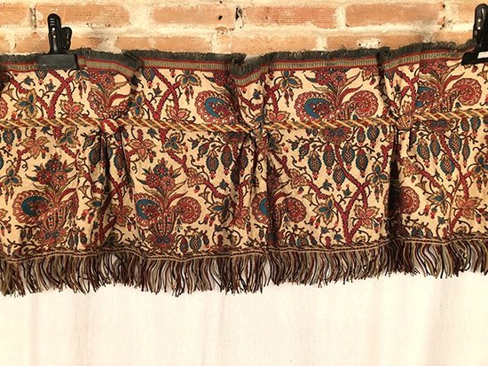 Lunga mantovana in seta bourrette con decorazione floreale, periodo Napoleone III