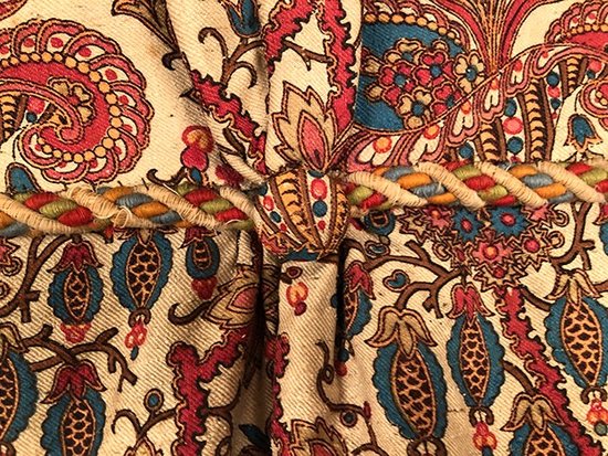 Lunga mantovana in seta bourrette con decorazione floreale, periodo Napoleone III