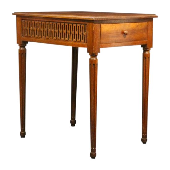 Petite table Louis XVI, noyer,  XVIIIème siècle 