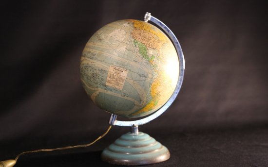 Globe lumineux  Verre et papier Circa 1950