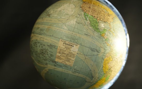 Globe lumineux  Verre et papier Circa 1950