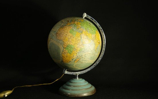 Globe lumineux  Verre et papier Circa 1950