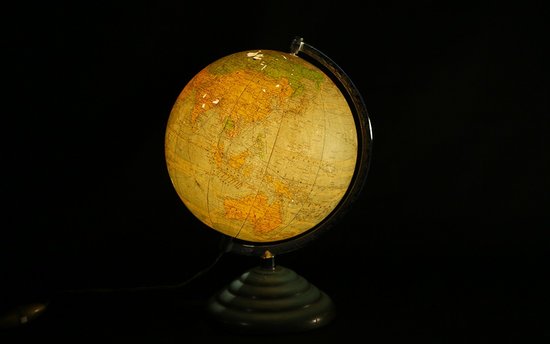 Globe lumineux  Verre et papier Circa 1950