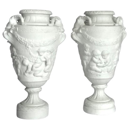 Paire de vase en biscuit de porcelaine d ‘après Clodion