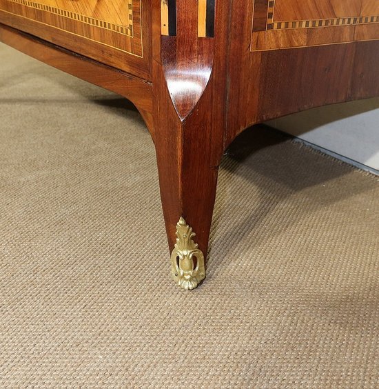Petite Commode en Marqueterie de Bois Précieux, estampillée C-M. Magnien, époque Louis XVI – XVIIIe