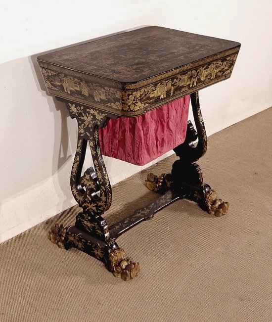Travailleuse en bois noirci à décor asiatique, époque Napoléon III – Milieu XIXe