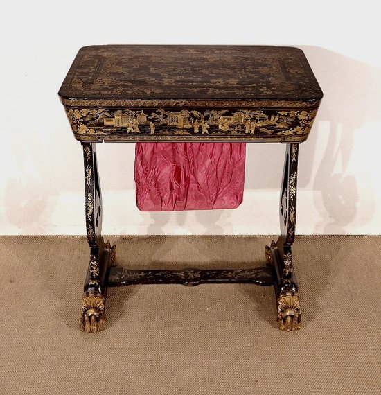 Travailleuse en bois noirci à décor asiatique, époque Napoléon III – Milieu XIXe