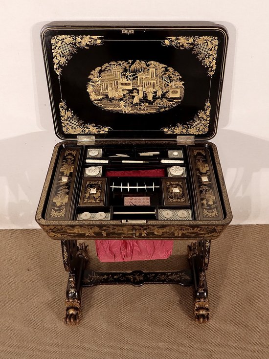 Travailleuse en bois noirci à décor asiatique, époque Napoléon III – Milieu XIXe