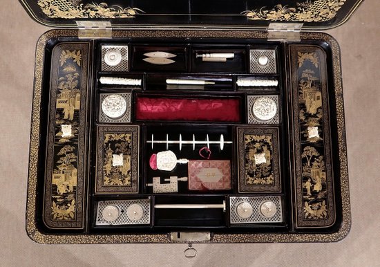 Travailleuse en bois noirci à décor asiatique, époque Napoléon III – Milieu XIXe