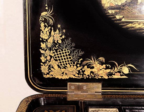 Travailleuse en bois noirci à décor asiatique, époque Napoléon III – Milieu XIXe