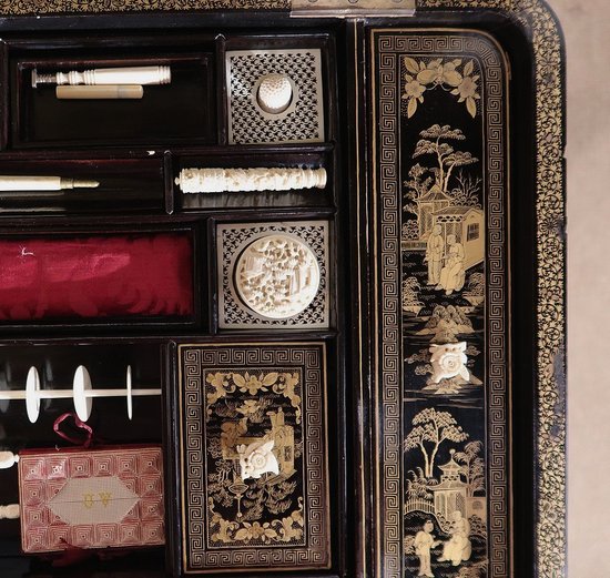 Travailleuse en bois noirci à décor asiatique, époque Napoléon III – Milieu XIXe