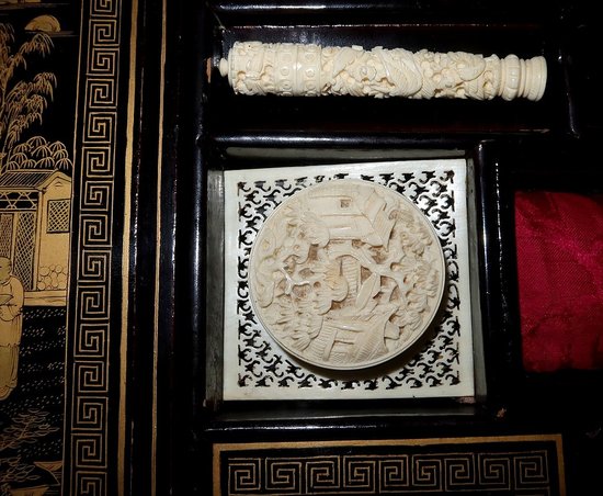 Travailleuse en bois noirci à décor asiatique, époque Napoléon III – Milieu XIXe