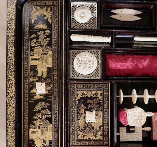 Travailleuse en bois noirci à décor asiatique, époque Napoléon III – Milieu XIXe