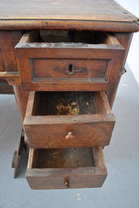 Bureau Forme Mazarin Louis XV En Noyer d'époque XVIIIème