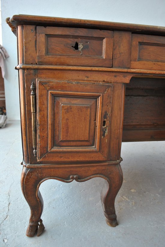 Bureau Forme Mazarin Louis XV En Noyer d'époque XVIIIème
