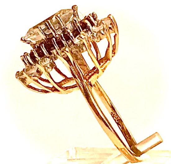 Marquise-Ring aus Gold , Rubin , und Circumiumoxid
