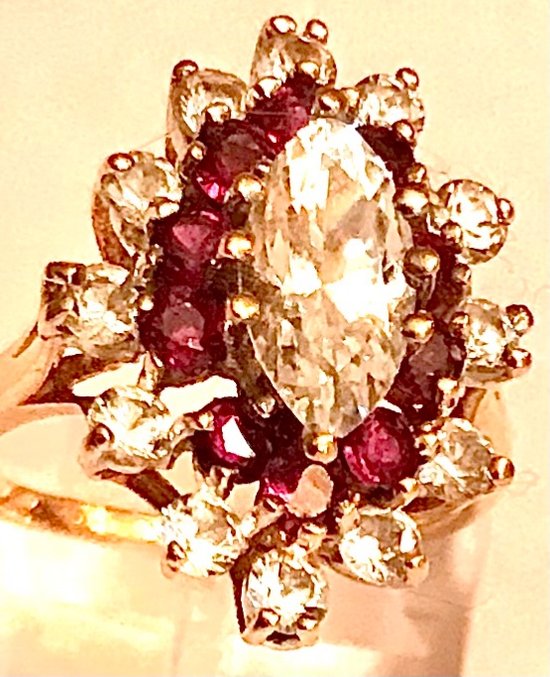 Marquise-Ring aus Gold , Rubin , und Circumiumoxid