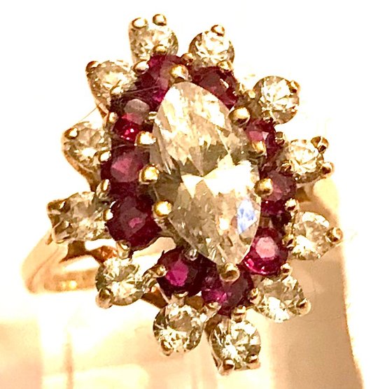 Marquise-Ring aus Gold , Rubin , und Circumiumoxid