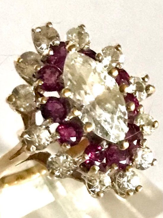 Marquise-Ring aus Gold , Rubin , und Circumiumoxid