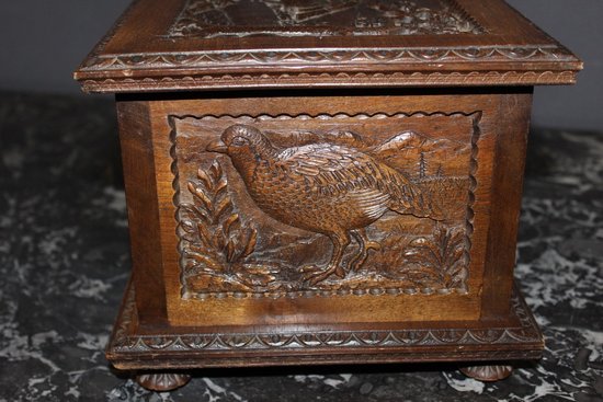 Coffret en noyer à décor d'animaux fin XIX
