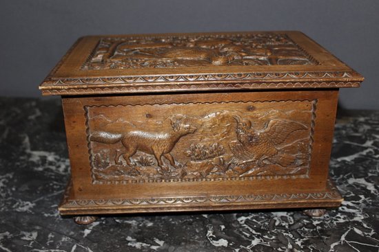 Coffret en noyer à décor d'animaux fin XIX