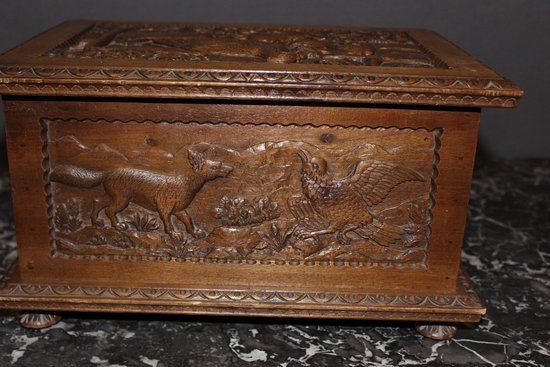 Coffret en noyer à décor d'animaux fin XIX