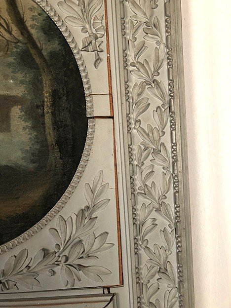 Grande sovramantello in legno laccato grigio, olio su tela nella parte superiore. XIX secolo