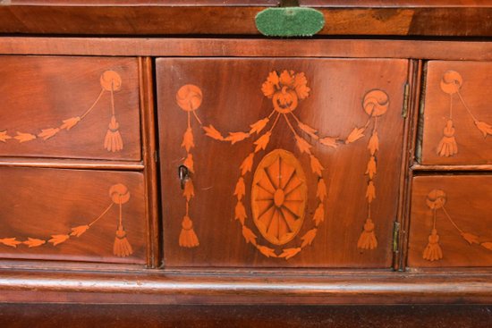 Cassettiera e scrivania intarsiata in stile inglese del XIX secolo con ghirlande