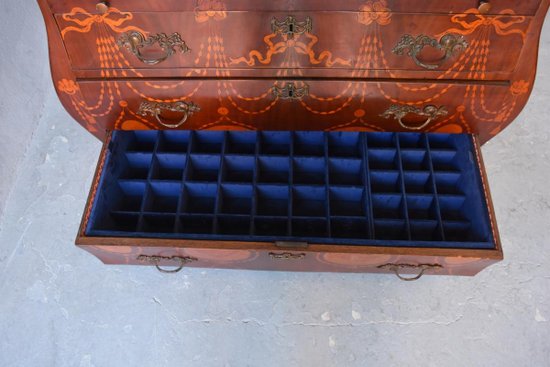 Cassettiera e scrivania intarsiata in stile inglese del XIX secolo con ghirlande