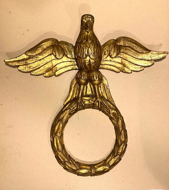 Aquila in legno intagliato e dorato.