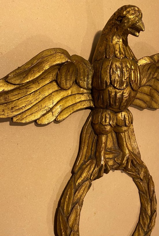Aquila in legno intagliato e dorato.