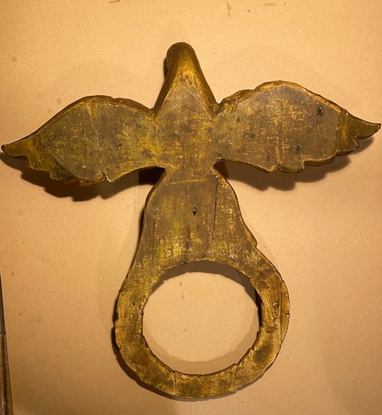 Aquila in legno intagliato e dorato.