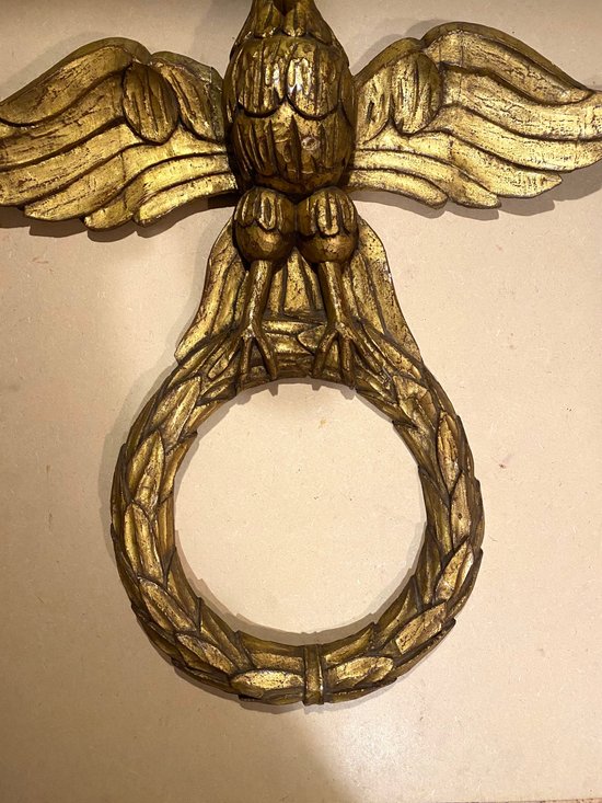 Aquila in legno intagliato e dorato.