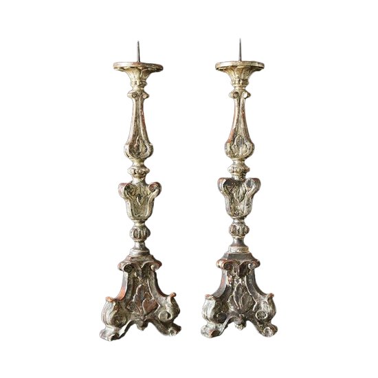 Coppia di candelabri in legno argentato Inizio XVIII secolo