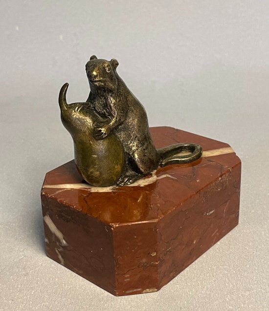 Topo con pera. Scultura in bronzo del XIX secolo