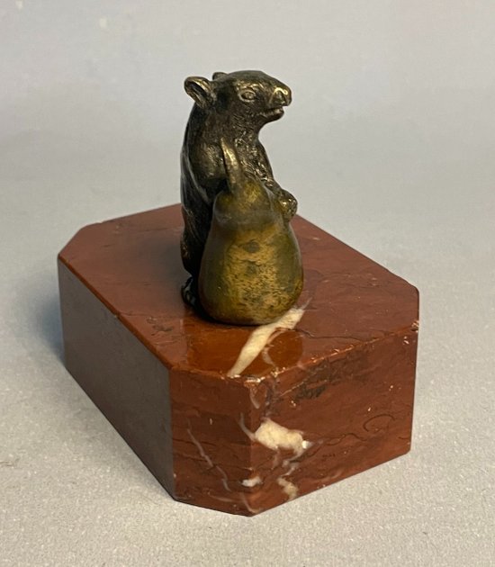 Topo con pera. Scultura in bronzo del XIX secolo