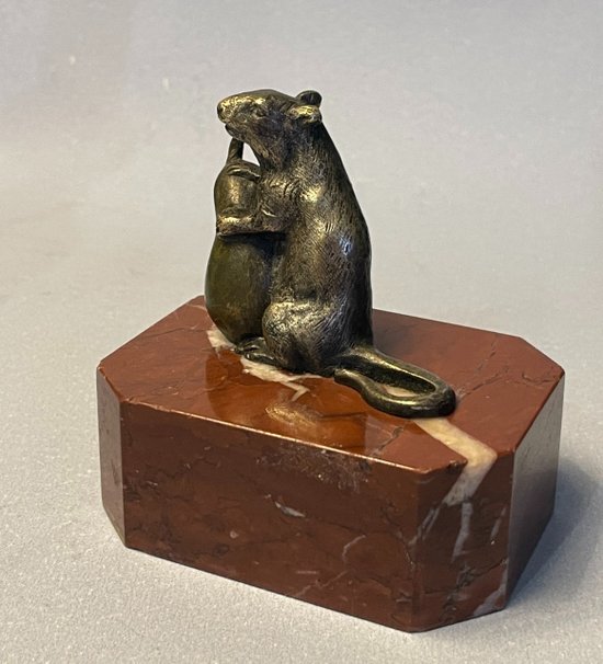 Topo con pera. Scultura in bronzo del XIX secolo