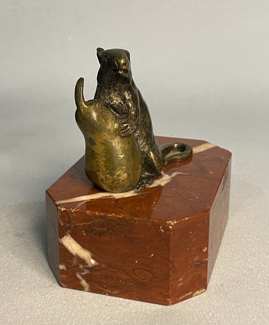 Topo con pera. Scultura in bronzo del XIX secolo