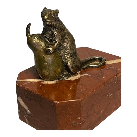 Souris à la poire. Sculpture en bronze du XIXe siècle