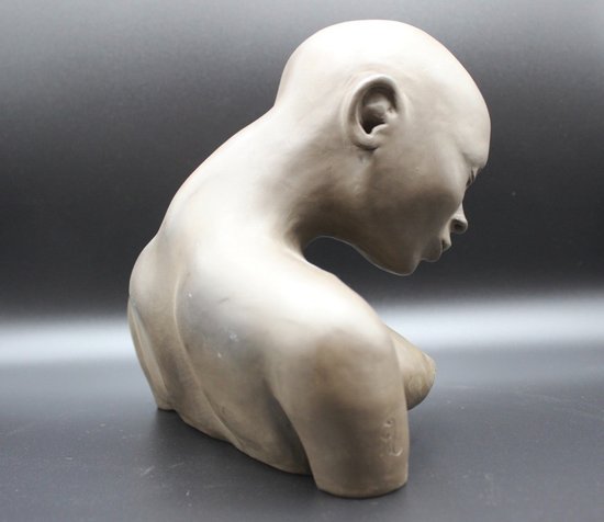 Sculpture en terre cuite jeune femme aux seins nus vers 1980
