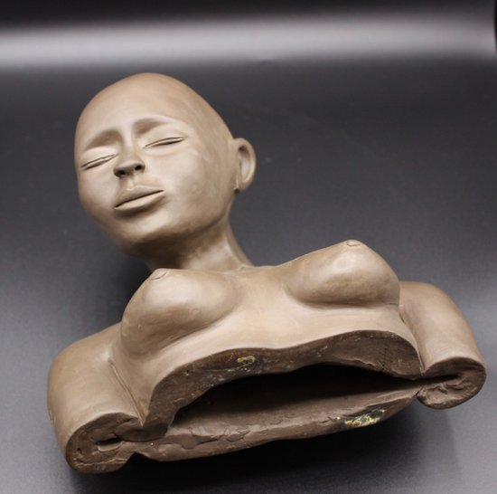 Sculpture en terre cuite jeune femme aux seins nus vers 1980